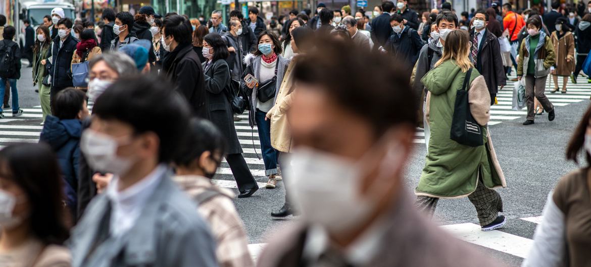مردم در توکیو ژاپن از ماسک محافظ استفاده می کنند.